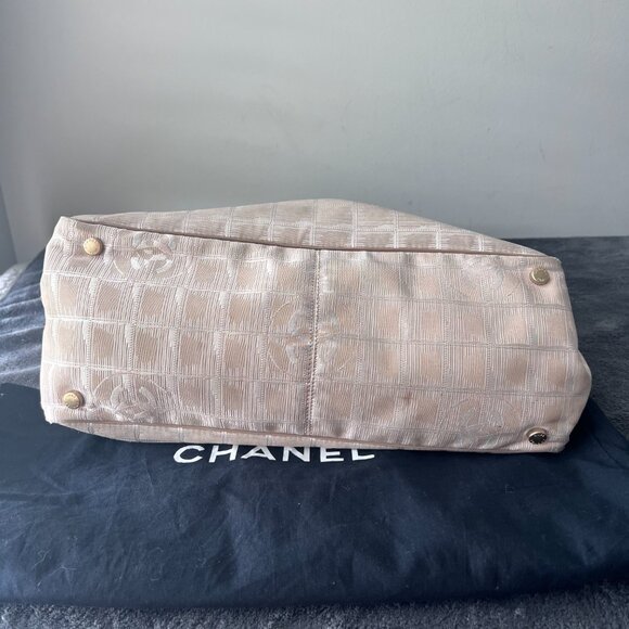 Authentic Chanel Vintage VTG Travel Line Tote in Blush with Dust-bag and Card - Picture 4 of 16